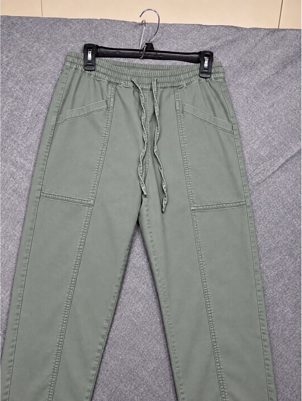 Woman’s Universal Thread Goods Co Elastic Waist With Draw String Cropped Ankles